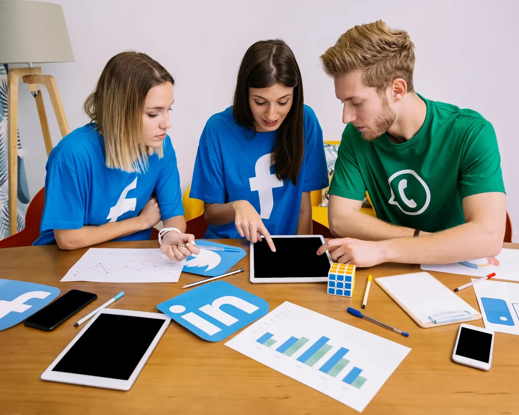Imagen de Equipo de redes sociales que mira la tableta digital en la oficina